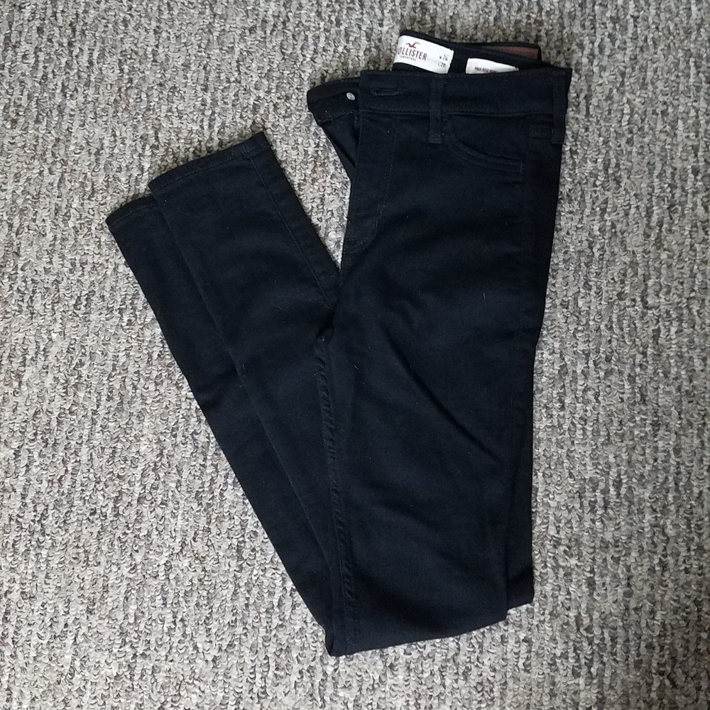 HOLLISTER high waisted skinny jeans.